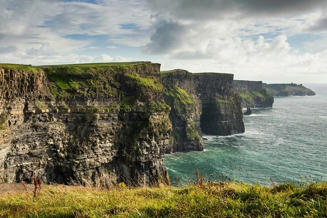 The cliff wall seen from the main viewing point, curving away to the north